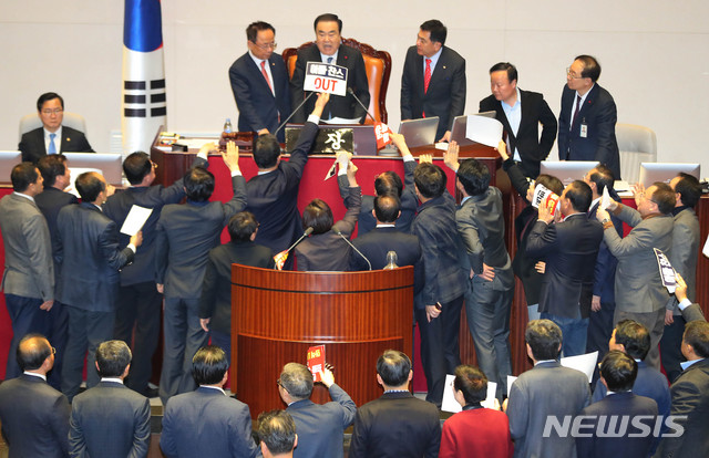 [서울=뉴시스] 장세영 기자 = 자유한국당 의원들이서울 여의도 국회 본회의장에서 열린 제372회국회(임시회) 제1차 본회의에서 의사일정 변경 동의를 통해 패스트트랙(신속처리안건 지정) 공직선거법 개정안을 전격 상정하자 격하게 항의를 하고 있다.  2019.12.23.  photothink@newsis.com