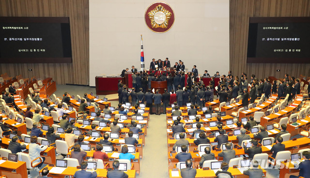 [서울=뉴시스] 장세영 기자 = 문희상 국회의장이 23일 서울 여의도 국회 본회의장에서 열린 제372회국회(임시회) 제1차 본회의에서 의사일정 변경 동의를 통해 패스트트랙(신속처리안건 지정) 공직선거법 개정안을 전격 상정하고 있다. 2019.12.23. photothink@newsis.com