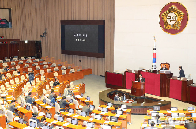 [서울=뉴시스] 장세영 기자 = 주호영 자유한국당 의원이 23일 서울 여의도 국회 본회의에서 '선거법 개정안'에 대해 무제한토론을 시작하고 있다. 2019.12.23.&nbsp; photothink@newsis.com