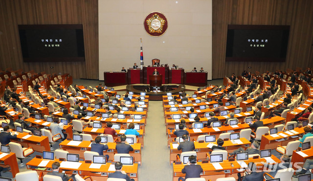 [서울=뉴시스] 장세영 기자 = 주호영 자유한국당 의원이 23일 서울 여의도 국회 본회의에서 '선거법 개정안'에 대해 무제한토론을 시작하고 있다. 2019.12.23. photothink@newsis.com