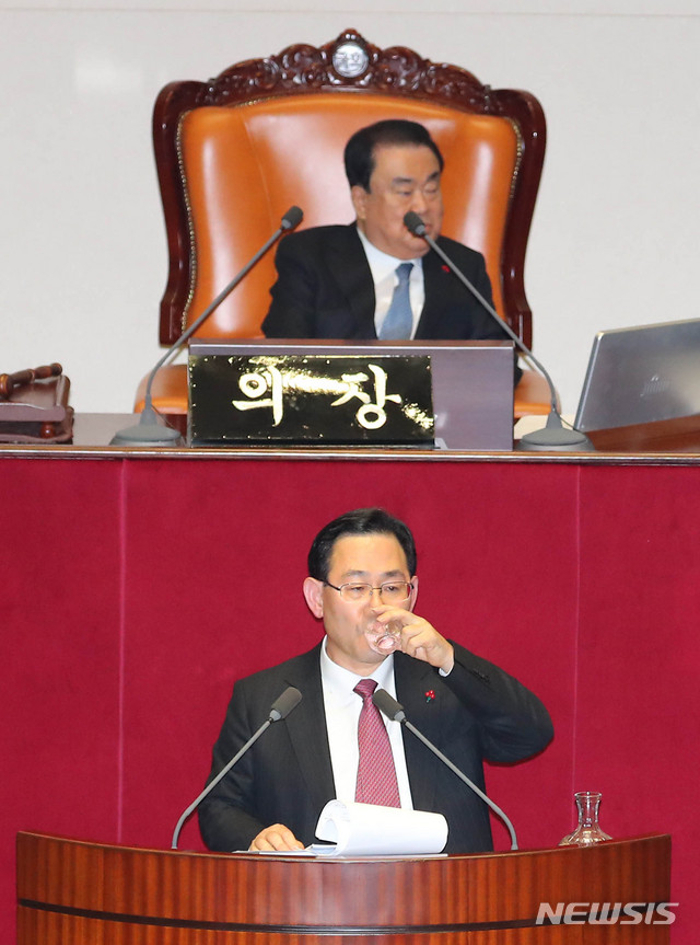 [서울=뉴시스] 장세영 기자 = 주호영 자유한국당 의원이 23일 서울 여의도 국회 본회의에서 '선거법 개정안'에 대해 무제한토론을 시작해 물을 마시고 있다. 2019.12.23.&nbsp; photothink@newsis.com