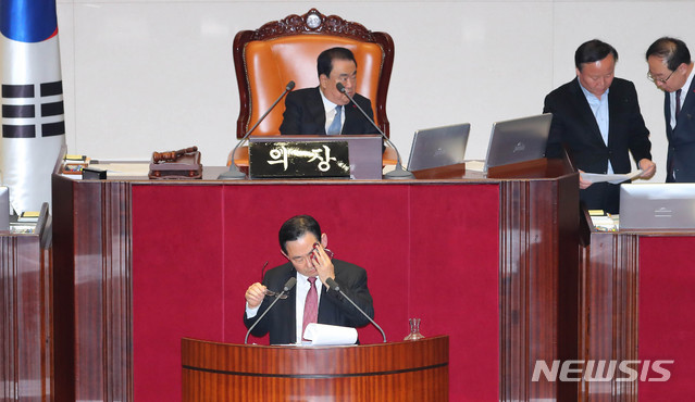 [서울=뉴시스] 장세영 기자 = 주호영 자유한국당 의원이 23일 서울 여의도 국회 본회의에서 '선거법 개정안'에 대해 무제한토론을 시작해 땀을 닦고 있다. 2019.12.23.&nbsp; photothink@newsis.com