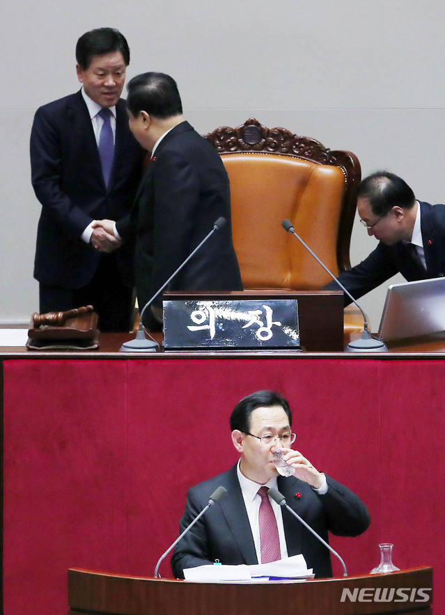 [서울=뉴시스] 장세영 기자 = 문희상 국회의장이 23일 서울 여의도 국회 본회의에서 '선거법 개정안'에 대해 주호영 자유한국당 의원의 무제한토론 중 주승용 국회부의장에 의사 진행권을 넘기고 있다. 2019.12.23.&nbsp; photothink@newsis.com