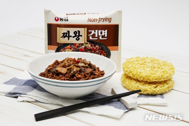 [서울=뉴시스] 농심 '짜왕건면'