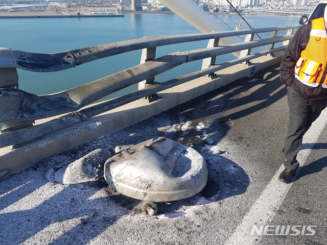 [광양=뉴시스]김석훈 기자 = 24일 오후 1시 15분께 전남 광양제철소 내 포스하이메탈 공장에서 발생한 폭발 사고로 떨어져 나간 공장 파편이 인근 이순신대교위에 떨어져 있다. (사진=독자제공) 2019.12.24.&nbsp; photo@newsis.com 