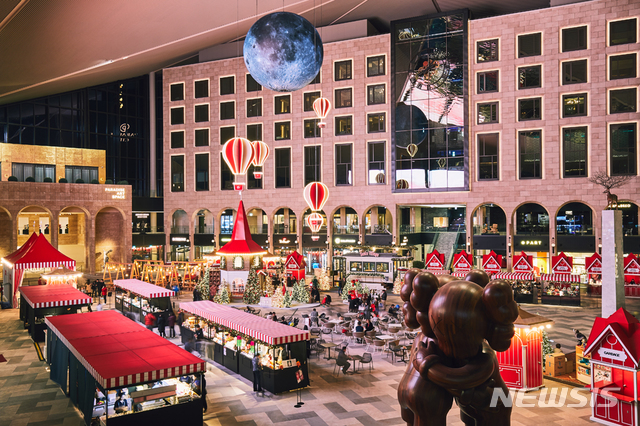 [서울=뉴시스지난해 12월 ]파라다이스시티 내 '플라자'에 들어선 '크리스마스 마켓'