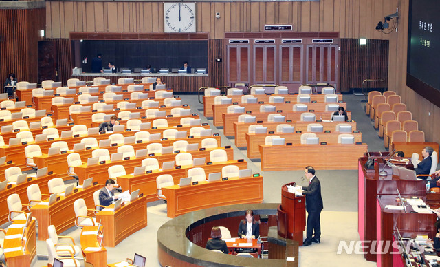 [서울=뉴시스] 장세영 기자 =  주호영 자유한국당 의원이 24일 서울 여의도 국회 본회의에서 자정을 넘기며 '선거법 개정안'에 대해 무제한토론을 이어가고 있다. 2019.12.24. photothink@newsis.com