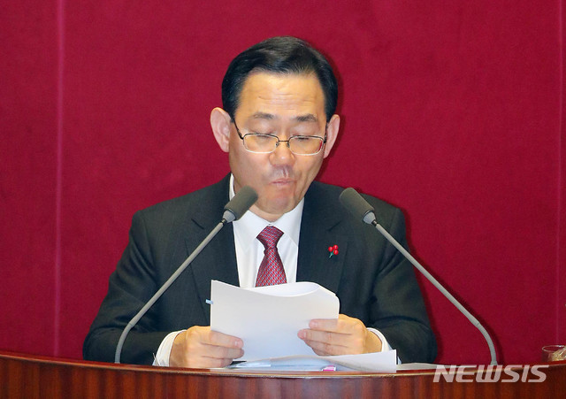 [서울=뉴시스] 장세영 기자 = 주호영(왼쪽) 자유한국당 의원이 24일 서울 여의도 국회 본회의에서 열린 '선거법 개정안'에 대해 무제한토론에서 사탕을 먹으며 발언을 이어가고 있다. 2019.12.24.&nbsp; photothink@newsis.com