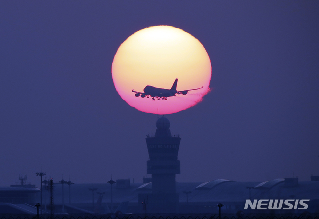 [인천공항=뉴시스] 고범준 기자 = 인천국제공항 위로 항공기가 이륙하고 있다. 2021.03.20. bjko@newsis.com