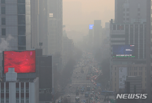 [서울=뉴시스]이윤청 기자 = 초미세먼지 농도가 '나쁨' 수준을 보인 24일 오전 서울 종로구 서울시교육청에서 바라본 서울 도심이 뿌옇다. 2019.12.24. radiohead@newsis.com