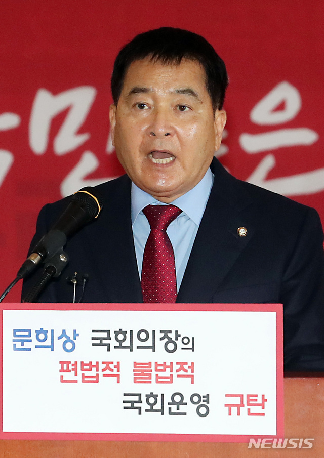 [서울=뉴시스] 이종철 기자 = 심재철 자유한국당 원내대표가 24일 오전 서울 여의도 국회 본관 로텐더홀에서 기자회견을 갖고 문희상 국회의장을 규탄하고 있다. 2019.12.24.jc4321@newsis.com