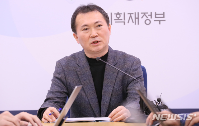 [세종=뉴시스]강종민 기자 = 김명중 기획재정부 예산총괄과장이 24일 오전 정부세종청사에서 2020년 예산 배정계획에 대해 설명하고 있다. 2019.12.24.&nbsp; ppkjm@newsis.com