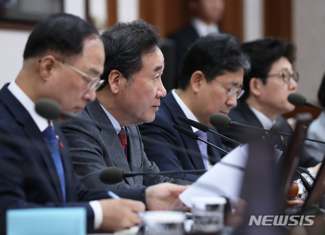 [서울=뉴시스]이윤청 기자 = 이낙연 국무총리가 24일 오전 서울 종로구 정부서울청사 국무회의실에서 국무회의를 주재하고 있다. 2019.12.24.&nbsp; radiohead@newsis.com