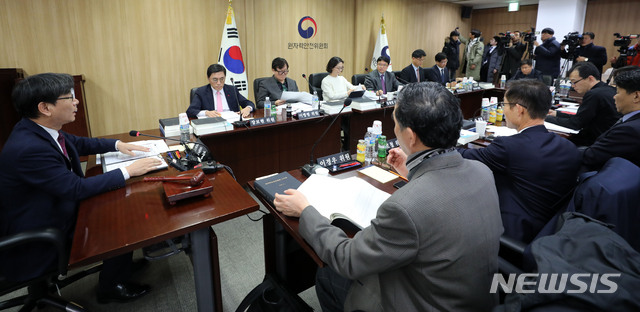 [서울=뉴시스]박주성 기자 = 엄재식 원자력안전위원회 위원장이 24일 오전 서울 종로구 원자력안전위원회 대회의실에서 열린 제112회 원자력안전위원회 회의를 주재하고 있다. 이날 원안위에서는 앞서 10월과 지난달 각각 두차례 회의를 열었으나 위원 간 이견으로 결론을 내지 못한 경북 경주시 월성 원자력발전소 1호기의 영구정지를 다시 논의한다. 2019.12.24. park7691@newsis.com