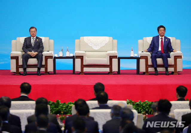 [청두(중국)=뉴시스]배훈식 기자 = 문재인 대통령과 아베 신조 일본 총리가 24일 중국 쓰촨성 청두 세기성 박람회장에서 열린 제7차 한중일 비즈니스 서밋에 참석해 리커창 중국 국무원 총리의 발언을 듣고 있다. 2019.12.24.&nbsp; dahora83@newsis.com 