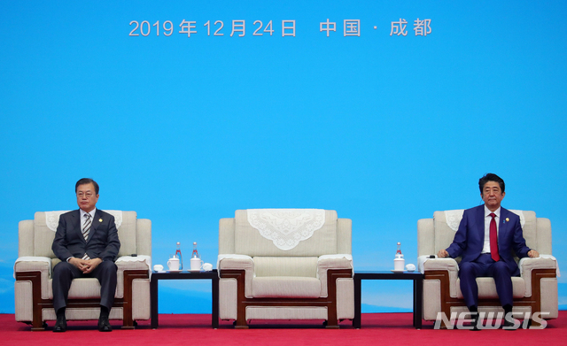[청두(중국)=뉴시스]배훈식 기자 = 문재인 대통령과 아베 신조 일본 총리가 24일 중국 쓰촨성 청두 세기성 박람회장에서 열린 제7차 한중일 비즈니스 서밋에 참석해 리커창 중국 국무원 총리의 발언을 듣고 있다. 2019.12.24.  dahora83@newsis.com