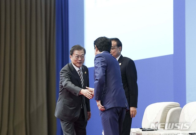 [청두(중국)=뉴시스]배훈식 기자 = 문재인 대통령이 24일 중국 쓰촨성 청두 세기성 박람회장에서 열린 제7차 한중일 비즈니스 서밋에 참석해 아베 신조 일본 총리와 인사하고 있다. 2019.12.24.&nbsp; dahora83@newsis.com
