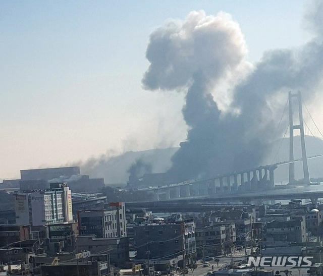 [광양=뉴시스] 김석훈 기자 = 24일 오후 1시14분께 전남 광양제철소 내 공장에서 폭발 사고가 발생해 연기가 치솟고 있다. (사진 = 독자제공) 2019.12.24. photo@newsis.com