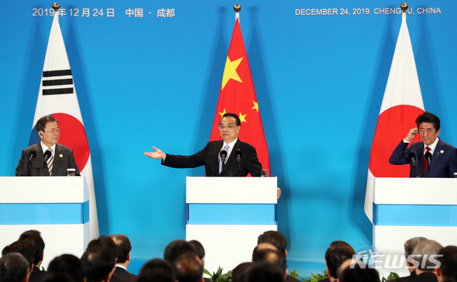 [청두(중국)=뉴시스]2년 전 중국청두에서 열린 한중일 정상회의 뒤 공동언론발표 중인 문재인 대통령(왼쪽), 리커창 중국 총리(가운데), 아베 신조 일본 총리(오른쪽) 모습. 2019.12.24.