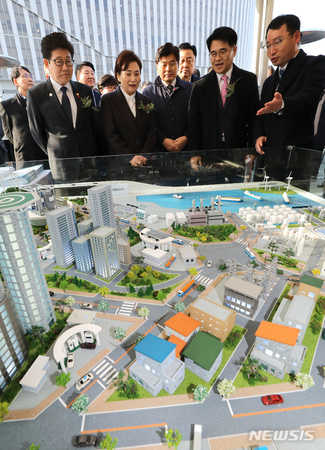 [세종=뉴시스] 강종민 기자 = 김현미 국토교통부 장관과 조명래 환경부 장관 등이 24일 오후 정부세종청사 앞에서 열린 '정부세종청사 수소충전소 착공식'에서 수소사회 모형을 살펴보고 있다. 정부세종청사 수소충전소는 하루 수소전기차 70대(수소전기버스는 12대)를 충전할 수 있으며 내년 상반기 완공될 예정이다. 2019.12.24. ppkjm@newsis.com