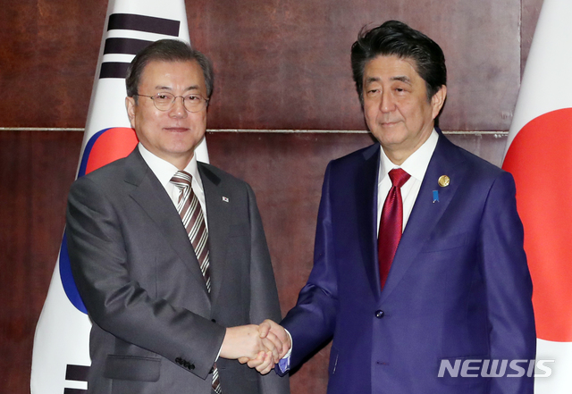 [청두(중국)=뉴시스]배훈식 기자 = 문재인 대통령과 아베 신조 일본 총리가 24일 중국 청두 샹그릴라 호텔에서 정상회담에 앞서 악수하고 있다. 2019.12.23.&nbsp; dahora83@newsis.com 