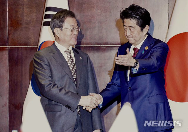 [청두(중국)=뉴시스]배훈식 기자 = 문재인 대통령과 아베 신조 일본 총리가 24일 중국 청두 샹그릴라 호텔에서 정상회담을 하기 전 악수를 나누고 있다. 2019.12.24.&nbsp; dahora83@newsis.com