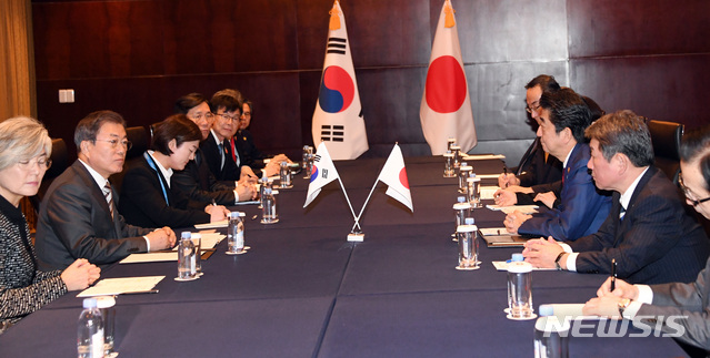 [청두(중국)=뉴시스]배훈식 기자 = 문재인 대통령과 아베 신조 일본 총리가 24일 중국 청두 샹그릴라 호텔에서 정상회담을 하고 있다. 2019.12.24.&nbsp; dahora83@newsis.com