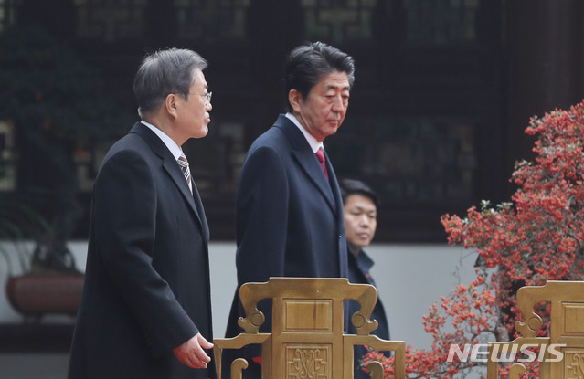 [청두(중국)=뉴시스]배훈식 기자 = 문재인 대통령과 아베 신조 일본 총리가 24일 중국 쓰촨성 청두 두보초당에서 열린 한중일 협력 20주년 기념식에 참석하고 있다. 두보초당은 시인 두보가 한동안 거주했던 곳이다. 2019.12.24.&nbsp; dahora83@newsis.com