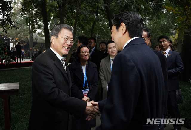 [청두(중국)=뉴시스]배훈식 기자 = 문재인 대통령과 아베 총리, 리커창 총리가 24일(현지시간) 중국 쓰촨성 청두 두보초당 관람을 마친 후 작별인사를 하고 있다. 2019.12.24. dahora83@newsis.com