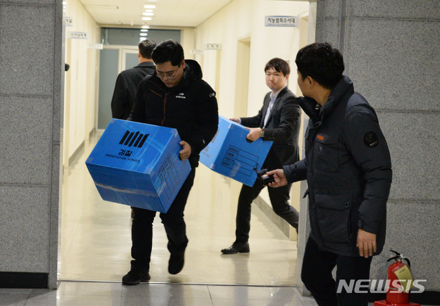 [울산=뉴시스] 배병수 기자 = 24일 오후 서울중앙지검 공공수사2부가 김기현 전 울산시장 측근 비리수사를 담당한 울산지방경찰청 지능범죄수사대 사무실을 압수수색해 수거한 자료를 옮기고 있다. 2019.12.24. bbs@newsis.com