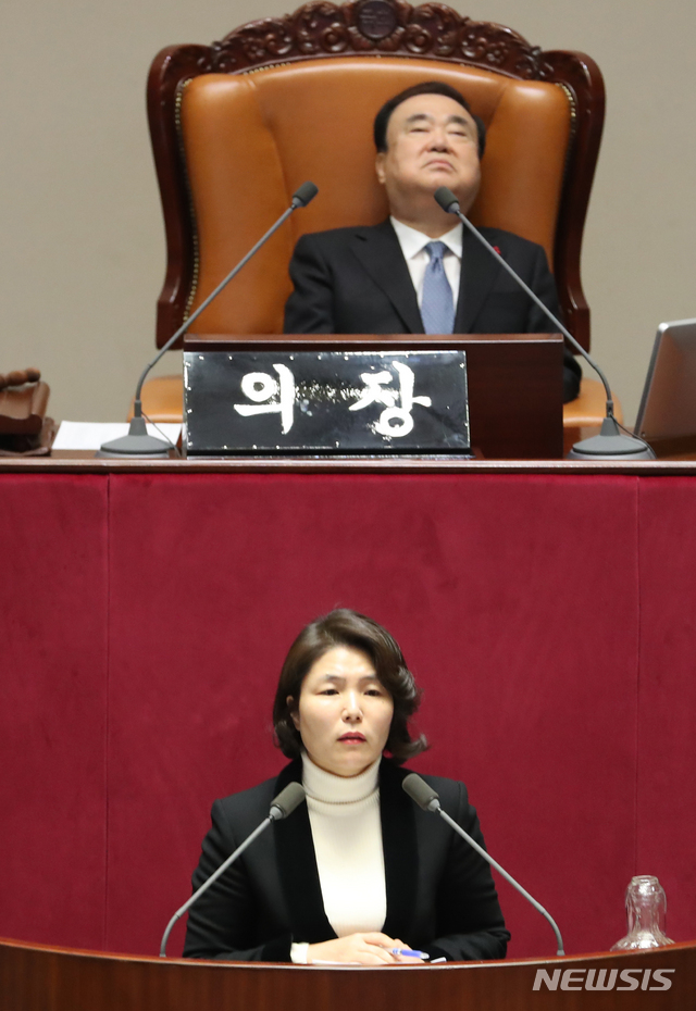 [서울=뉴시스]김명원 기자 = 전희경 자유한국당 의원이 24일 오후 서울 여의도 국회에서 예산부수법안과 공수처법, 유아교육법 개정안 등을 안건으로 열린 본회의에서 무제한 토론을 하고 있다. 한편 의장석에 앉은 문희상 의장이 전 의원의 이야기에 고개를 뒤로하며 불편한 심기를 드러내고 있다. 2019.12.24.&nbsp; kmx1105@newsis.com