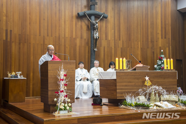 [옥천=뉴시스]이성기 기자 = 충북 옥천 대성사 혜철 스님이 지난 24일 밤 천주교 옥천성당 성탄미사에 참석해 천주교 신도들에게 "예수님과 부처님처럼 평화롭고 자비로운 세상을 만들자"라고 말하고 있다.(사진=독자제공).2019.12.25.&nbsp;&nbsp;&nbsp; photo@newsis.com