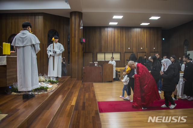 [옥천=뉴시스]이성기 기자 = 충북 옥천 대성사 혜철 스님이 지난 24일 밤 천주교 옥천성당 성탄미사에 참석해 예를 갖추고 있다.(사진=독자제공).2019.12.25.&nbsp;&nbsp; photo@newsis.com