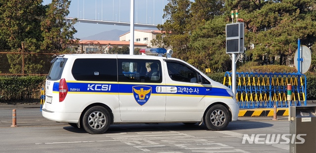 [광양=뉴시스]김석훈 기자 = 포스코 광양제철소 내 페로망간공장에서 24일 발생한 폭발 사고의 원인을 조사하기 위해서 25일 오전 국립과학수사연구원 차량이 광양제철소 남문을 통과하고 있다. 국립과학수사연구원과 광양경찰서, 노동부, 소방방재청의 인력 20명이 합동감식을 실시했다. 2019.12.25.&nbsp; kim@newsis.com 