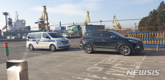 [광양=뉴시스]김석훈 기자 = 포스코 광양제철소 내 페로망간공장에서 24일 발생한 폭발 사고의 원인을 조사하기 위해서 25일 오전 국립과학수사연구원 차량 등이 광양제철소 남문을 통과하고 있다. 국립과학수사연구원과 광양경찰서, 노동부, 소방방재청의 인력 20명이 합동감식을 실시했다. 2019.12.25.&nbsp; kim@newsis.com 