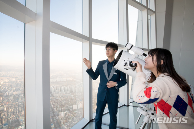 [서울=뉴시스]롯데월드 서울스카이의 '부분 일식' 관측