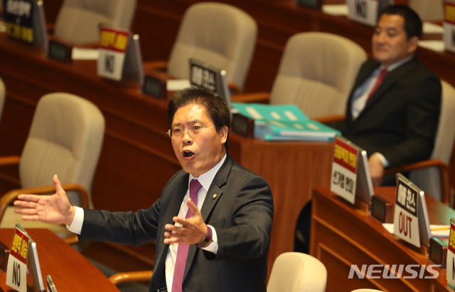 [서울=뉴시스]김명원 기자 = 이정미 정의당 의원이 25일 새벽 서울 여의도 국회에서 예산부수법안과 공수처법, 유아교육법 개정안 등을 안건으로 열린 본회의에서 무제한 토론을 하고 있는 가운데 송석준 자유한국당 의원이 이정미 의원의 발언에 대해 목소리를 높이고 있다.. 2019.12.25.&nbsp; kmx1105@newsis.com