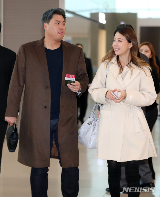 [인천공항=뉴시스]박주성 기자 = 토론토 블루제이스와 계약을 체결한 투수 류현진과 아내 배지현이 25일 오전 인천국제공항 제2터미널 출국장을 통해 입단식 및 메디컬 체크를 위해 캐나다로 출국하고 있다. 2019.12.25.&nbsp; park7691@newsis.com 