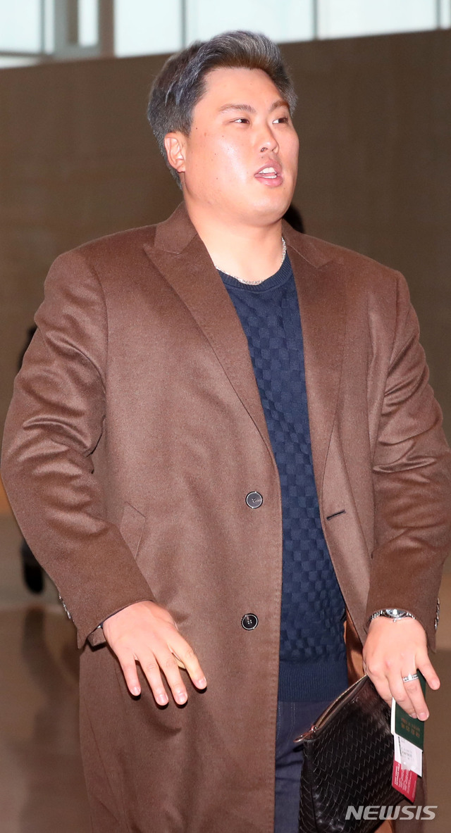 [인천공항=뉴시스]박주성 기자 = 토론토 블루제이스와 계약을 체결한 투수 류현진이 25일 오전 인천국제공항 제2터미널 출국장을 통해 입단식 및 메디컬 체크를 위해 캐나다로 출국하고 있다. 2019.12.25.&nbsp; park7691@newsis.com 