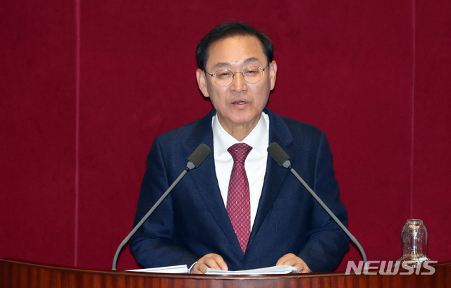 [서울=뉴시스] 이종철 기자 = 정유섭 자유한국당 의원이 25일 오전 서울 여의도 국회에서 열린 제372회 국회 (임시회) 본회의에서 공직선거법 일부개정법률안에 대한 무제한 토론(필리버스터)을 하고 있다. 2019.12.25.jc4321@newsis.com