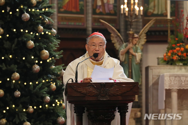 [서울=뉴시스]최진석 = 염수정 추기경이 성탄절인 25일 오후 서울 중구 명동성당에서 열린 주님 성탄 대축일 낮미사를 집전하고 있다. 2019.12.25.photo@newsis.com