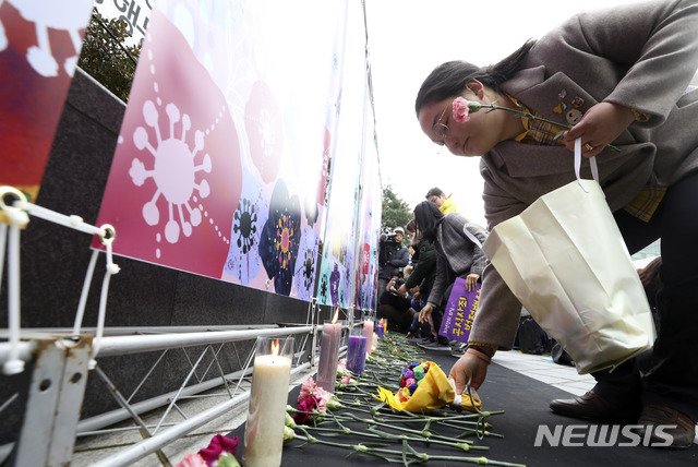 [서울=뉴시스] 고범준 기자 = 제1419차 일본군 성노예제 문제해결을 위한 정기 수요시위가 열린 25일 서울 종로구 옛 주한일본대사관 앞에서 참석자들이 돌아가신 할머니들을 추모하고 있다. 2019.12.25. bjko@newsis.com