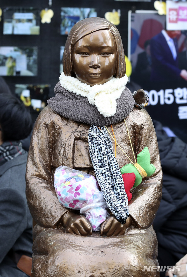 [서울=뉴시스] 고범준 기자 = 제1419차 일본군 성노예제 문제해결을 위한 정기 수요시위가 열린 25일 서울 종로구 옛 주한일본대사관 앞에 소녀상이 자리하고 있다. 2019.12.25.&nbsp; bjko@newsis.com