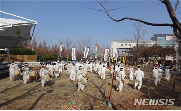[울산=뉴시스] 조현철 기자 = 울산쇠부리소리보존회에서 울산쇠부리소리(울산시 무형문화재 제7호)를 재현하고 있는 모습. 2019.12.26. (사진=울산시 제공) photo@newsis.com 