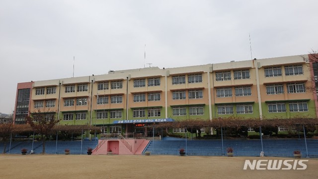 [대구=뉴시스]김정화 기자 = 지난 1983년 문을 연 죽전중학교는 한때 재학생이 1000명이 넘었지만 현재 전교생은 125명으로 학생 수가 눈에 띄게 줄어들면서 내년 3월 문을 닫게 됐다. 2019.12.26. jungk@newsis.com