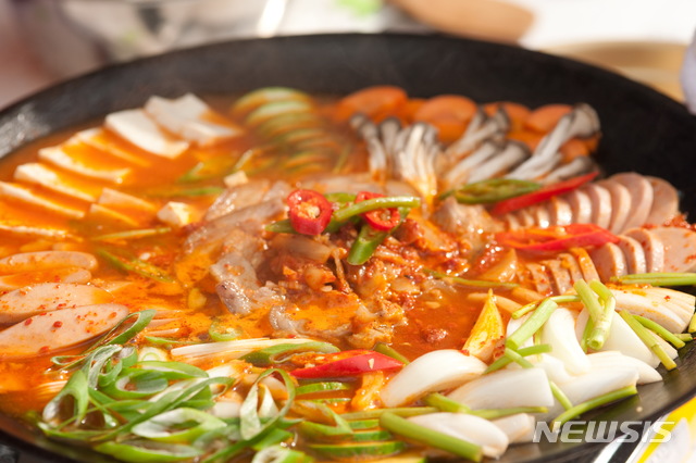 미군에 의해 처음 맛을 보게 됐던 햄이 한국식의 찌개로 만들어지면서 '부대찌개'로 탄생했다. 햄과 소시지, 베이크드 빈즈, 두부, 떡, 라면, 당면, 김치 등을 넣고 육수와 함께 5분여 끓여내면 추운 겨울 가슴까지 따뜻해지는 부대찌개의 맛을 볼 수 있다. 