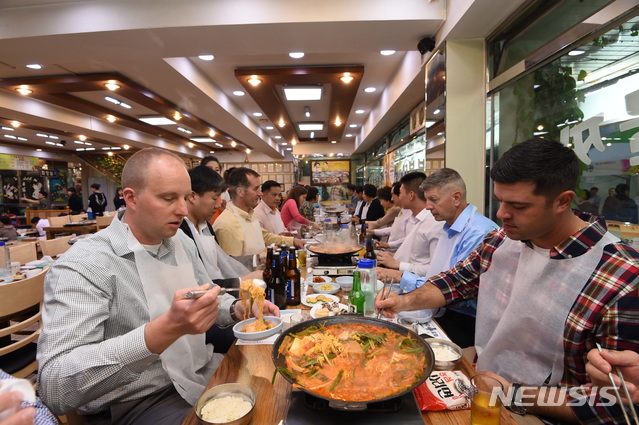 의정부에 주둔하고 있는 주한미군 병사들이 의정부 부대찌개 거리의 한 식당에서 부대찌개를 맛보고 있다.