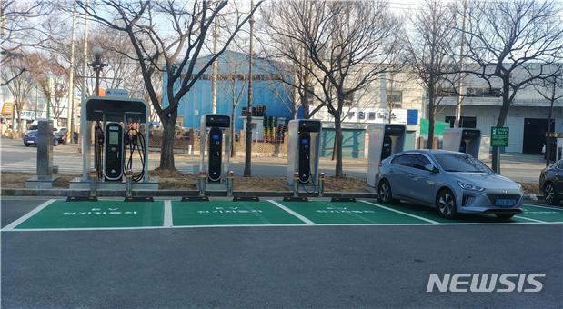 [대구=뉴시스] 대구 북구 유통단지 내 전자관에 설치된 전기차 충전기. (사진=뉴시스 DB). photo@newsis.com 