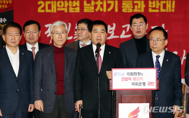 [서울=뉴시스] 이종철 기자 = 공직선거법 일부개정법률안에 대한 무제한 토론이 종료 된뒤 심재철 자유한국당 원내대표가 26일 새벽 서울 여의도 국회 본관 로텐더홀에서 기자회견을 갖고 선거법 등 현안에 대해 입장을 밝히고 있다. 2019.12.26. jc4321@newsis.com