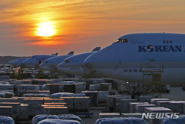 [인천공항=뉴시스] 고범준 기자 = 2019년 기해년(己亥年) 돼지띠해가 저물어가고 경자년(庚子年) 쥐띠 해가 다가오고 있는 19일 인천국제공항 대한항공화물터미널에서 수출품들이 실리고 있다. 2019.12.27.  bjko@newsis.com